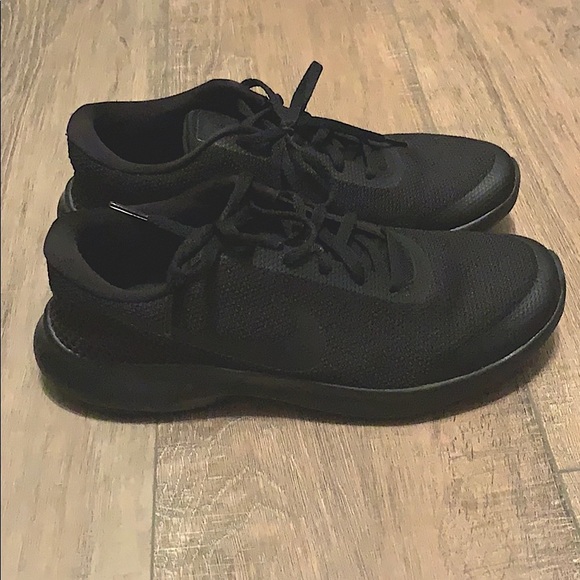 Nike Shoes - NWOT women’s Nike sneakers (black)